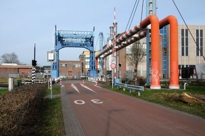 913313 Gezicht op de Industriehavenbrug te Utrecht, met op de achtergrond de warmteproductiecentrale van Eneco ...